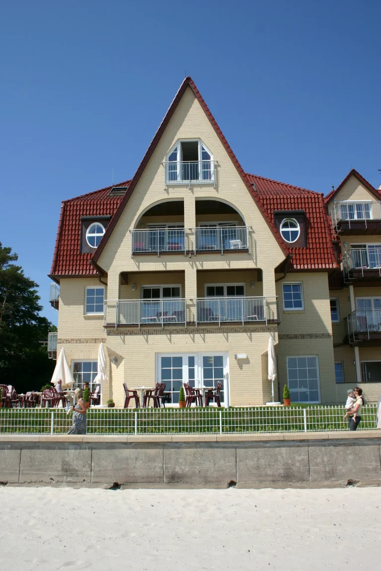 Steiler Ziegelgiebel mit Balkon und Bogenfenstern am Strandhotel Grömitz