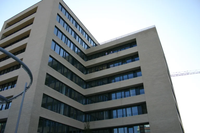 Pantaenius-Haus von unten mit gestaffelten Geschossen und heller Ziegelfassade