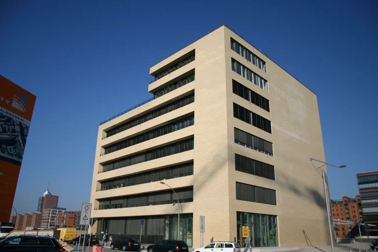 Pantaenius-Haus in der Hamburger HafenCity mit heller Ziegelfassade und auskragenden Geschossen