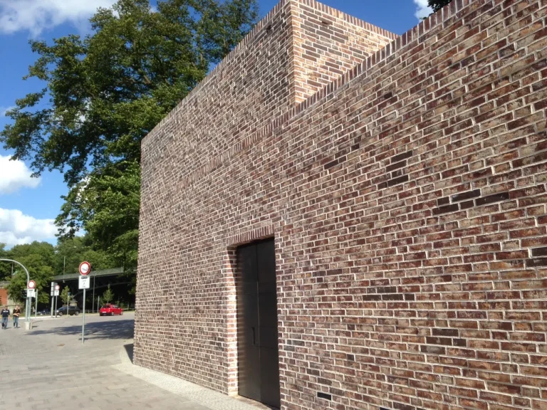 Fassade des Hanse-Museums aus dunkel-buntem Ziegel mit Metalltür
