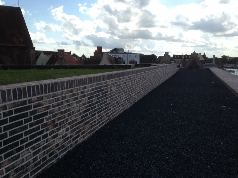 Lange Ziegelmauer entlang der Dachterrasse des Hanse-Museums in Lübeck